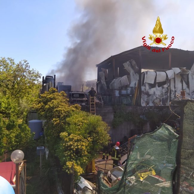 Violento incendio nel Catanese, autodemolizione in fiamme: 20 unità dei vigili del fuoco al lavoro da ore – FOTO e VIDEO