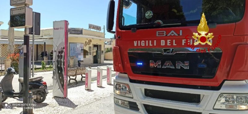 Bar del centro storico in fiamme: vigili del fuoco in azione