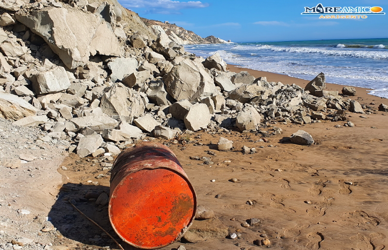 Fusto di olio esausto sulla spiaggia di Drasi: ciclista siciliano evita disastro ambientale