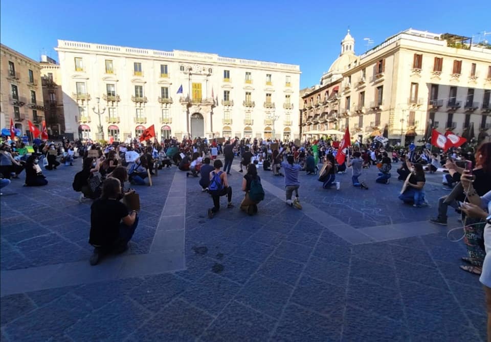 A Catania “le nostre vite contano”: centinaia in piazza Università per dire stop al razzismo, protesta in sicurezza