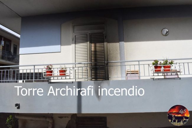 Fiamme al piano rialzato di una palazzina del Catanese: intervengono vigili del fuoco e carabinieri