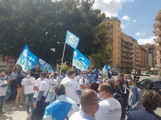 Flash mob degli infermieri siciliani: “Chiediamo un incontro costruttivo per migliorare le condizioni di lavoro”