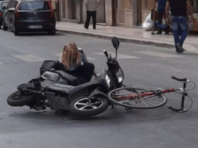 Scontro tra scooter e bici elettrica, ritorna la paura a Gela dopo la morte di Angelo: vigili sul posto