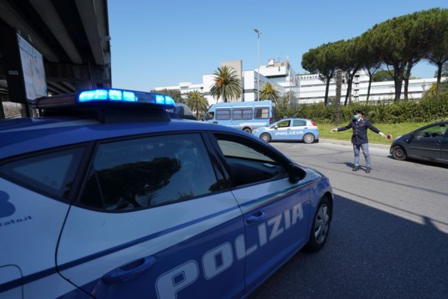 Nascondevano la droga nella ruota dell’auto: arrestati due giovani
