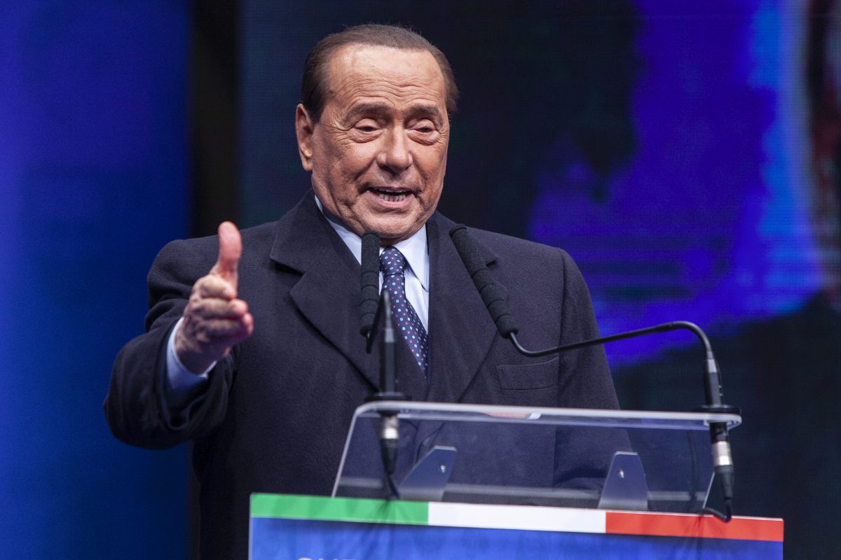 Berlusconi si ritira dalla corsa al Quirinale ma stoppa Draghi: “Resti a Palazzo Chigi”
