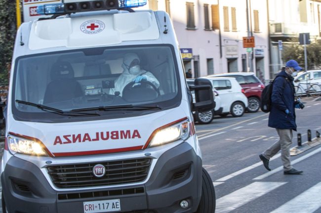 Investita mentre attraversa la strada, 55enne in gravissime condizioni