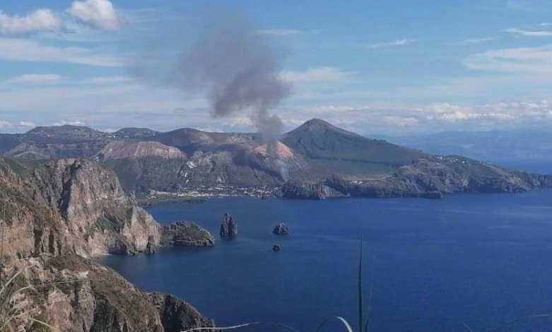 Incendio a Vulcano, il forte vento spinge le fiamme: intervento di pompieri, Protezione civile e Canadair