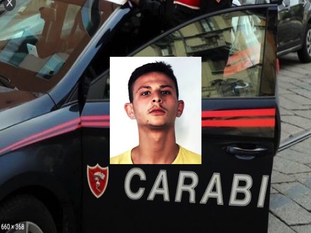 A bordo di un SH lancia un involucro tra le macchine del Villaggio Sant’Agata: arrestato 21enne