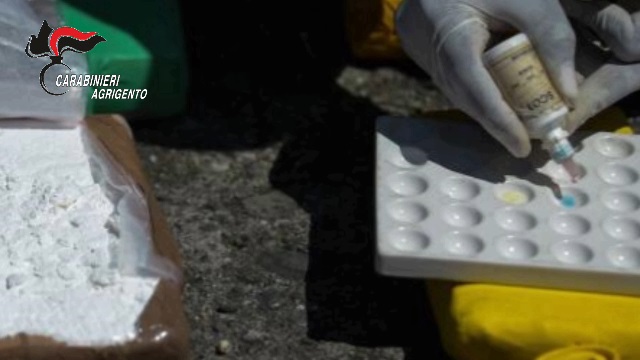 L’alt al posto di blocco, trafficanti di droga “nervosi” scoperti con carico di cocaina – VIDEO e FOTO