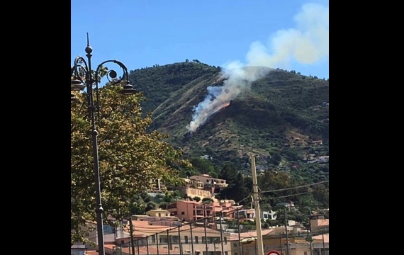 Bruciano le colline sopra Cefalù, non bastano i vigili del fuoco: interviene un canadair