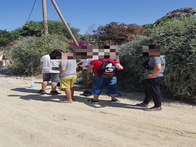 Barchino lascia migranti in spiaggia e riprende il largo: bloccato dalla Guardia Costiera