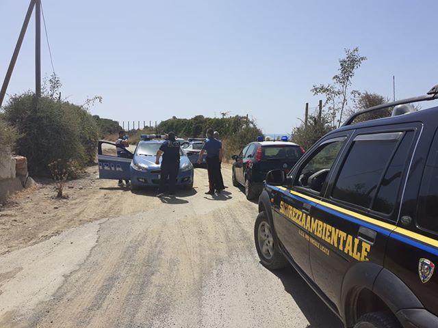 Migranti abbandonati in spiaggia, arrestato presunto scafista: accusato di favoreggiamento all’immigrazione clandestina