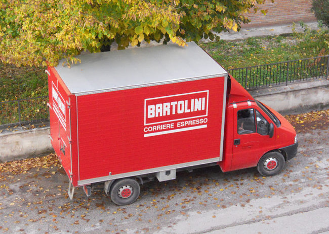 Focolaio di contagi a Bologna, oltre 40 positivi alla Bartolini: tamponi a tappeto, chiuso il magazzino