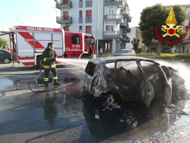 Paura in strada, auto prende fuoco durante la marcia: in pericolo tre donne