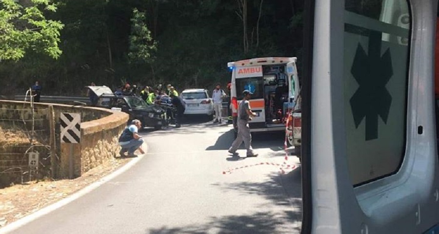Schianto sulla strada statale 288, coinvolti due mezzi: sul posto ambulanze e Volanti