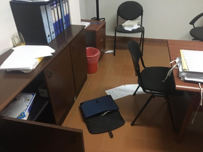 Raid vandalico negli uffici comunali: stanze a soqquadro e oggetti a terra