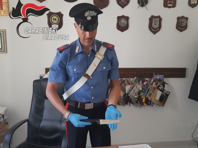 Momenti di terrore in un panificio, donna disperata chiede aiuto: l’ex marito vuole ucciderla, arrestato