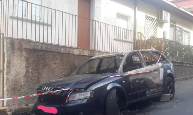 Audi in fiamme nel cuore della notte in corso Sicilia: intervengono vigili del fuoco e carabinieri
