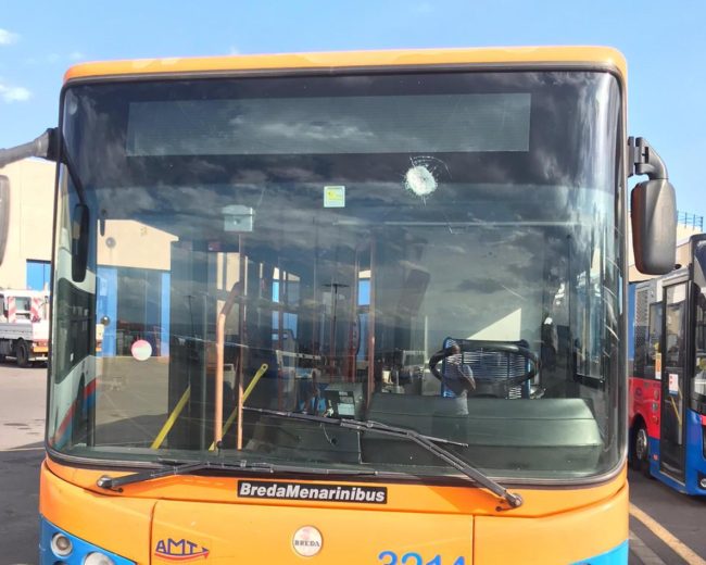 Follia a Librino, senza mascherina vuole salire sul bus e lancia pietre: TSO per un uomo – I DETTAGLI