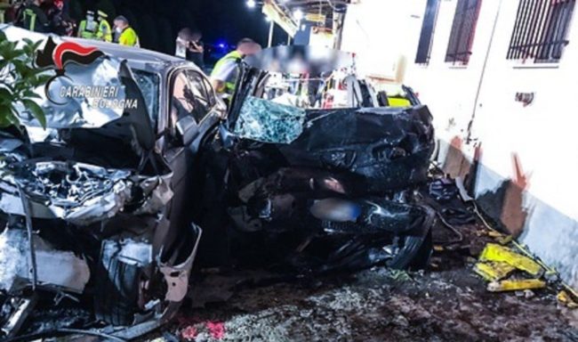 Frontale tra due auto, bilancio tragico: morti 3 giovani e una bimba, ferito anche un passante