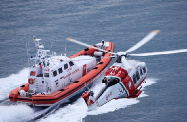 Migranti, ancora sbarchi a Lampedusa: 360 profughi sull’isola in poche ore