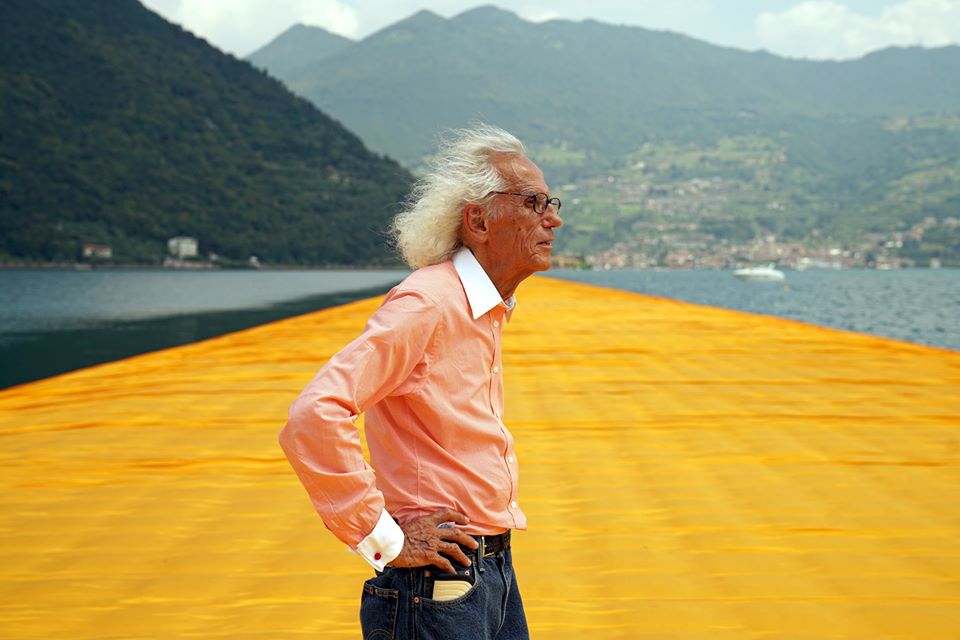 Lutto nel mondo dell’arte, a 84 anni muore Christo: aveva realizzato la “passerella galleggiante” per il lago d’Iseo