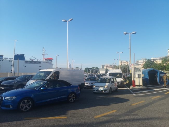 Riaprono i confini regionali, rientri e partenze in massa in Sicilia: code interminabili in zona Stretto