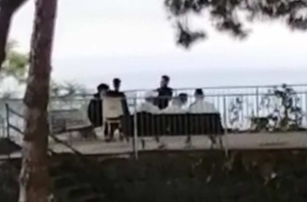 Tavolo e sedie rubati per godersi il panorama in una villa comunale nel Catanese: 6 ragazzi finiscono in caserma