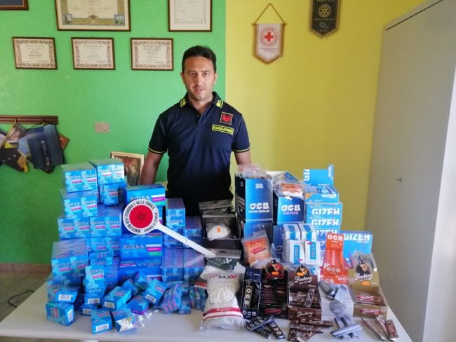 Vendevano cartine e filtrini senza autorizzazzione. Fiamme Gialle sequestrano 330mila confezioni: cinesi nei guai