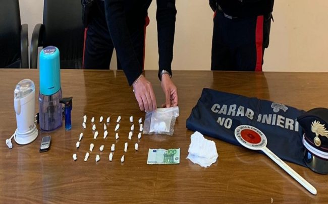“Laboratorio della droga” in casa, cocaina pronta alla vendita: sequestro e arresto – VIDEO