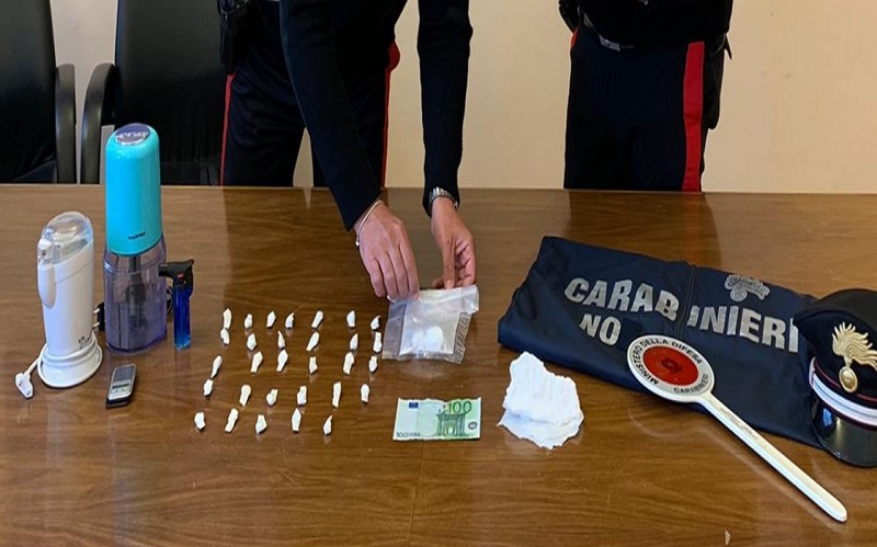 “Laboratorio della droga” in casa, cocaina pronta alla vendita: sequestro e arresto – VIDEO