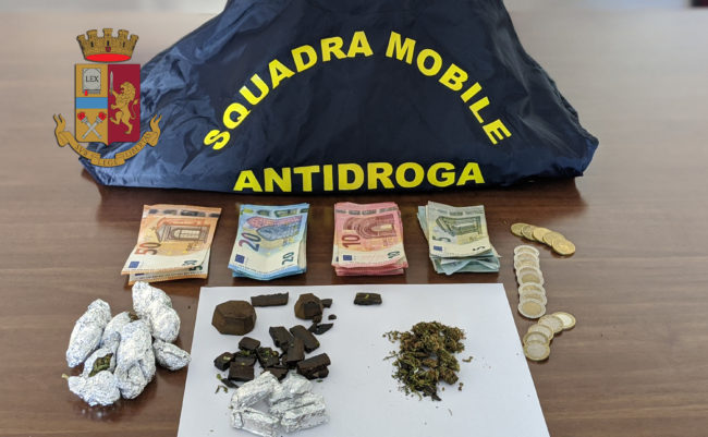 Dosi di marijuana negli slip, 39enne recidivo per spaccio arrestato dalla Squadra Mobile