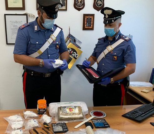 Servizio antidroga, gli agenti trovano in un garage quasi 2 kg di cocaina: 19enne arrestato