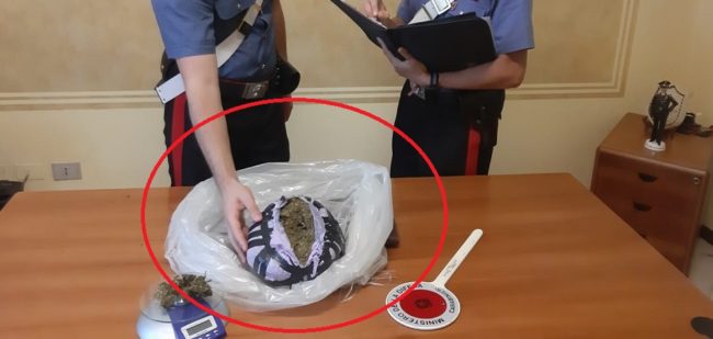 Giovane senzatetto in giro con una scatola di scarpe: carabinieri ci trovano dentro 13mila euro di droga