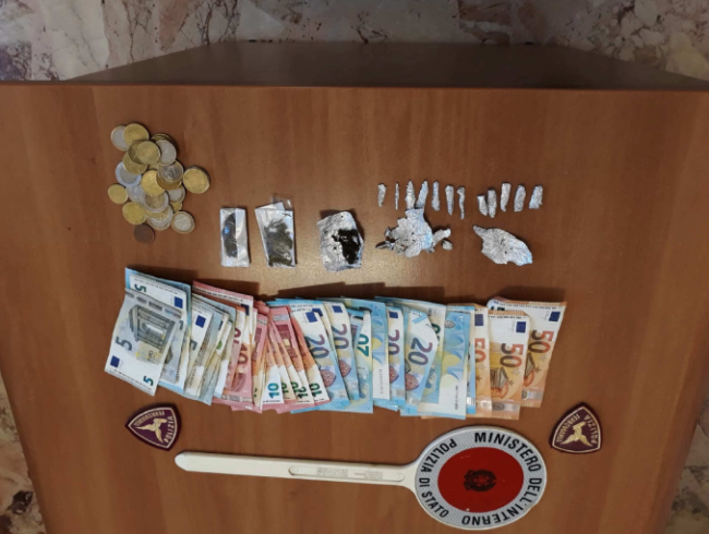 Vede gli agenti e si innervosisce, 21enne viene fermato con addosso hashish e marijuana: scatta la denuncia