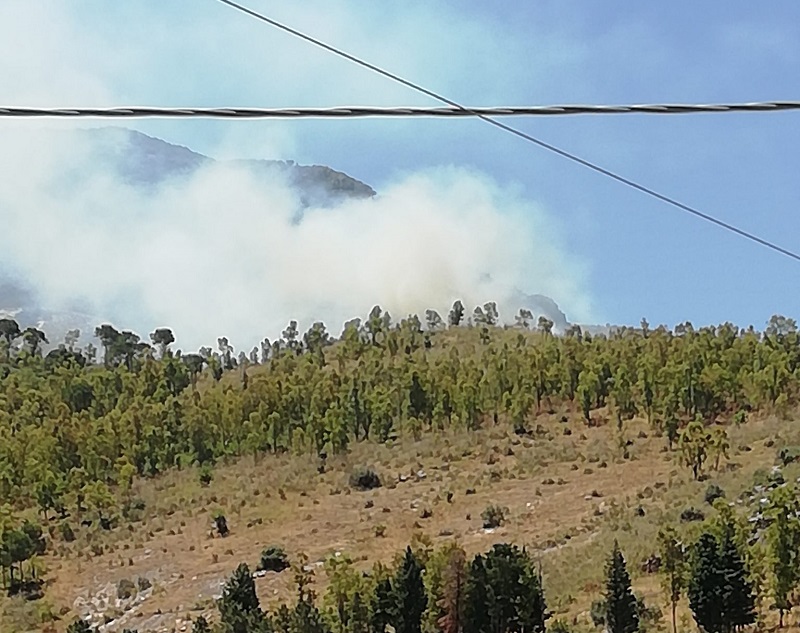 Fuoco, fumo e fiamme in montagna. Elicottero precipita in zona “proibitiva” e si incendia: tensione in paese