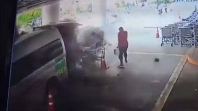 Tragedia sfiorata in ospedale. Bombola d’ossigeno esplode nell’ambulanza: scappa anche paziente allettato – VIDEO