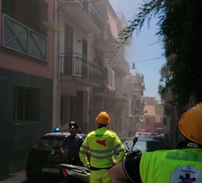 Urla in strada, carabinieri, vigili del fuoco e ambulanza: è caos ad Acitrezza per un’abitazione in fiamme