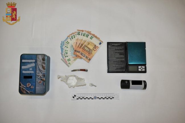 Operaio arrotondava spacciando cocaina, la droga nascosta in un attrezzo per sollevamento pesi – FOTO e VIDEO