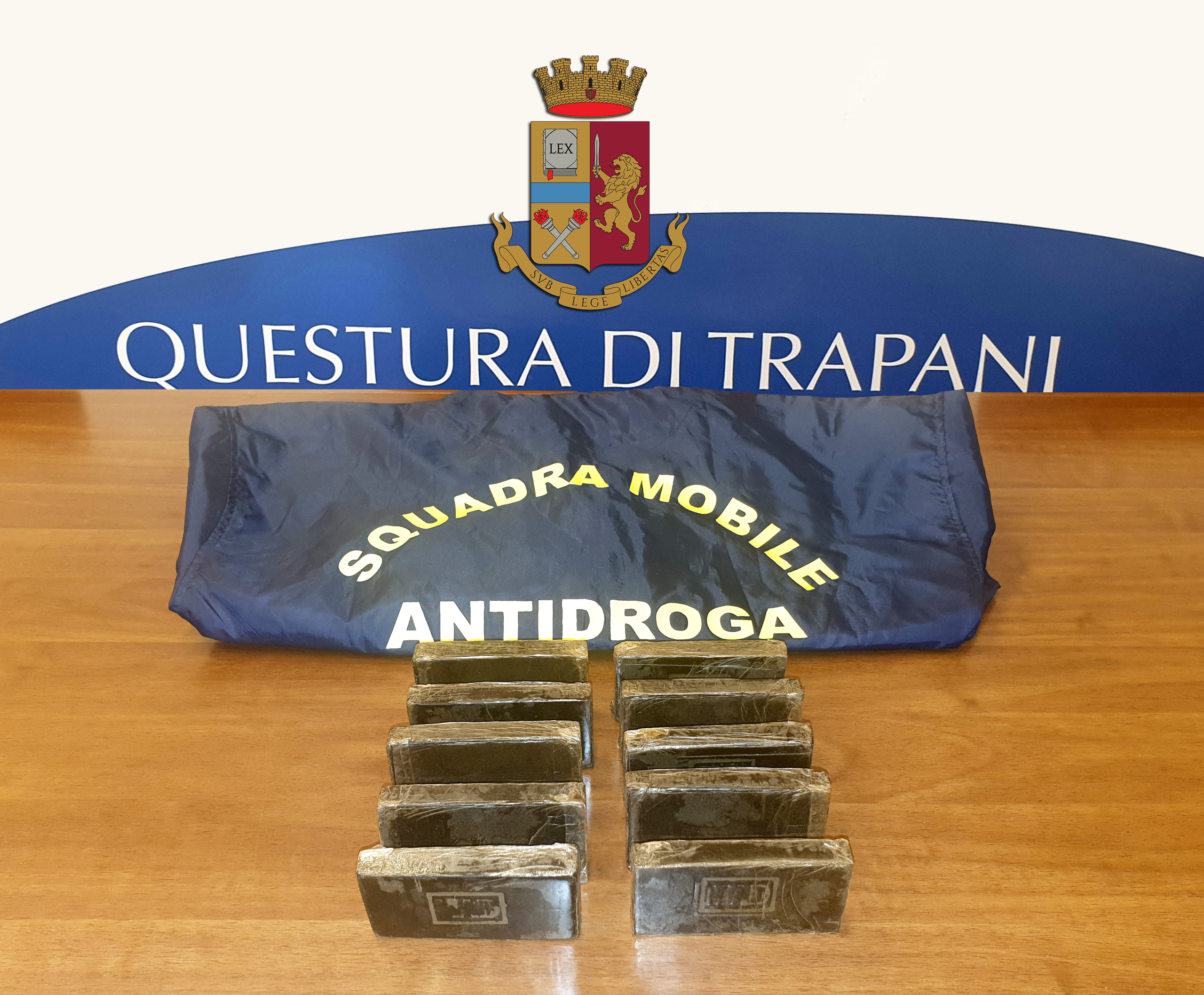 Blitz antidroga in un appartamento con sospetto via vai: arrestato venditore di hashish