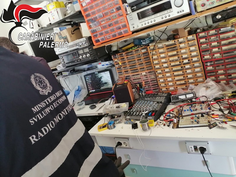Allestisce stazione radio abusiva interferendo con due frequenze nazionali: denunciato 68enne
