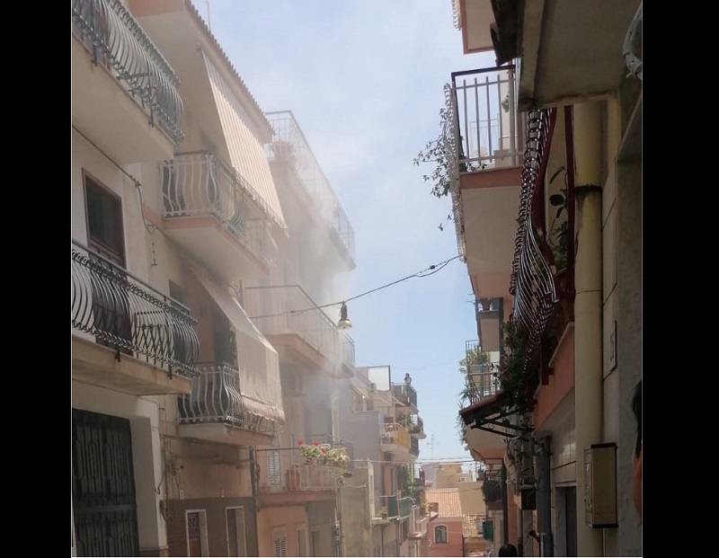 Incendio in un’abitazione di Acitrezza: nuovi DETTAGLI, richiesta di soccorso di una vicina
