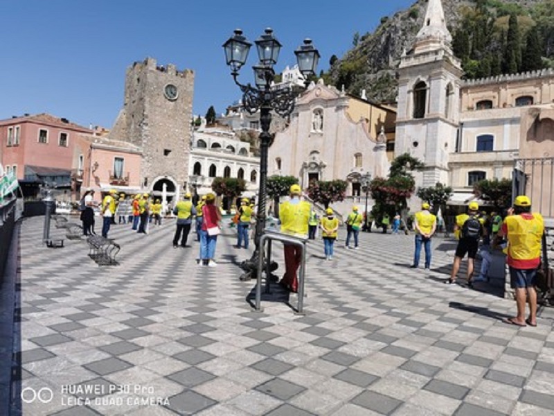 Taormina, flash mob dei lavoratori stagionali. “Rischiano di non avere reddito fino ad aprile 2021”