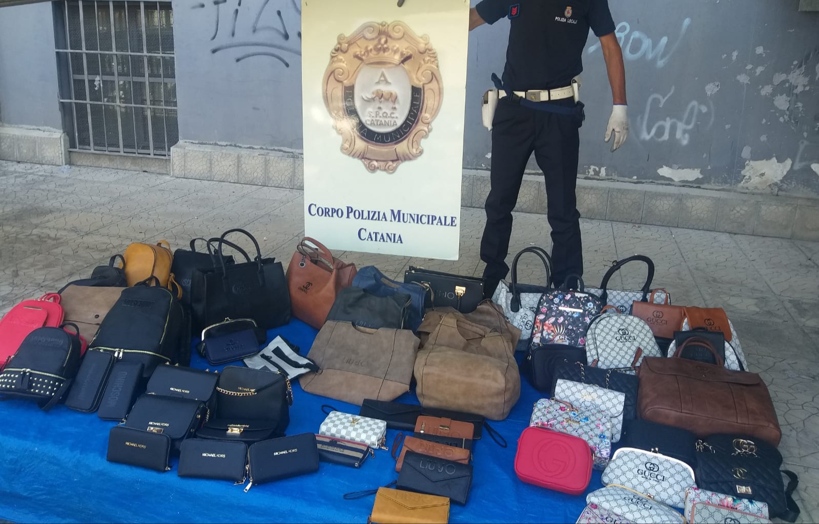 Catania, controlli nel centro storico: sequestrata merce contraffatta, sanzionati 3 locali