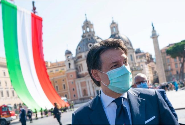 “Non c’è tempesta che possa piegare questa bandiera”, Conte e il monito del 2 giugno: “Scelte coraggiose”