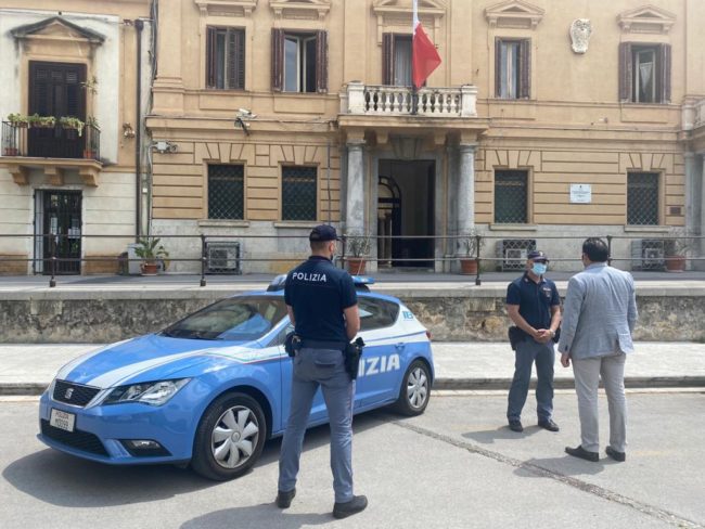 Corsa contro il tempo e la vita, padre bloccato nel traffico col figlio che deve operarsi: agenti lo scortano
