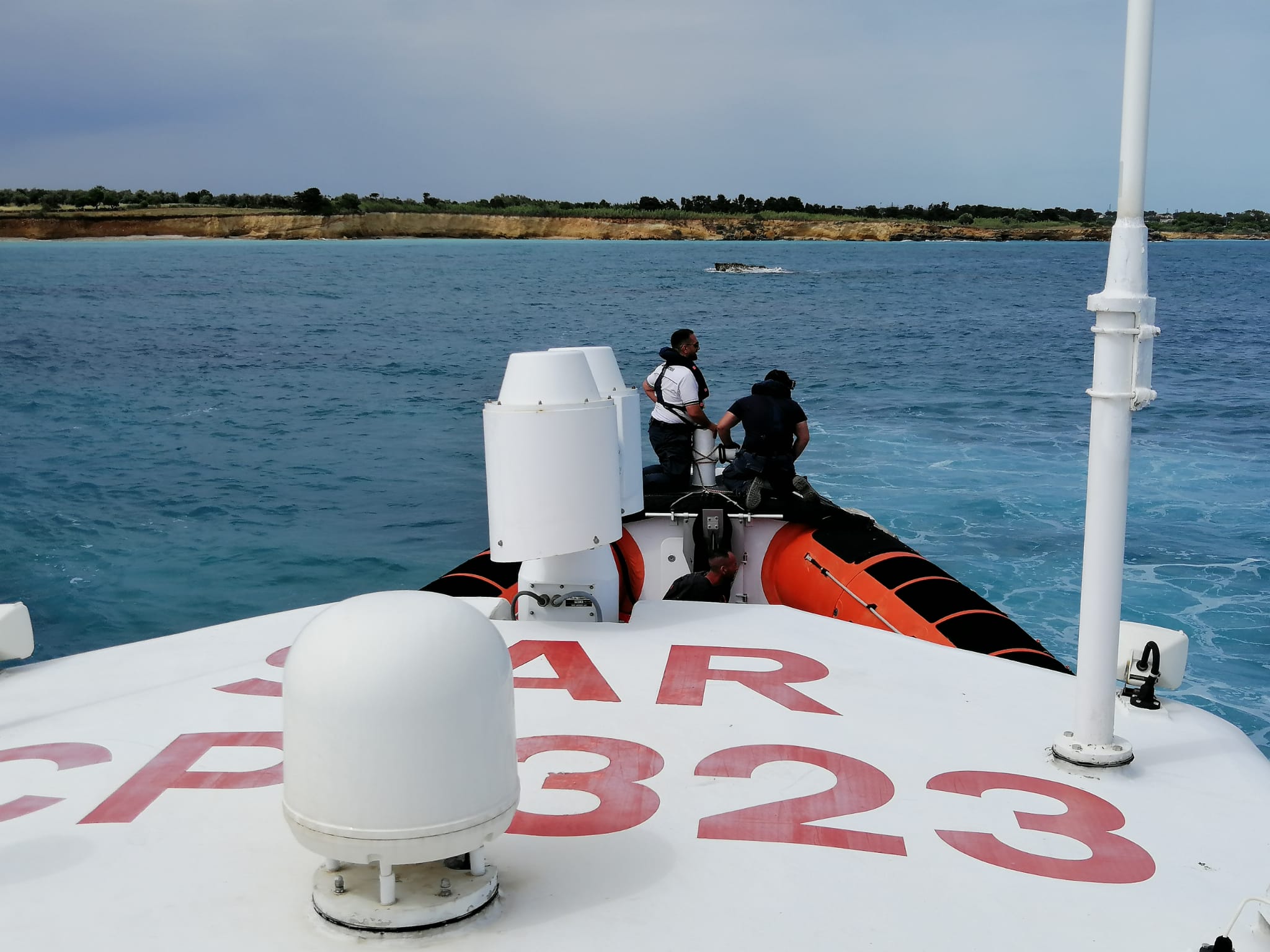Barca a remi affonda, tre catanesi rischiano di affogare: salvati dalla Guardia Costiera