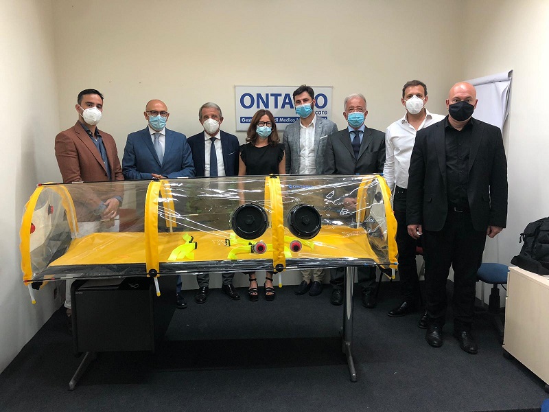 Catania, la Chiesa Evangelica Cinese consegna 3 barelle per biocontenimento alla sanità