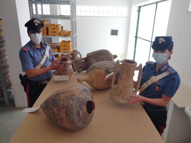 Usavano come soprammobili anfore in terracotta di grande interesse storico-artistico: denunciati padre e figlia