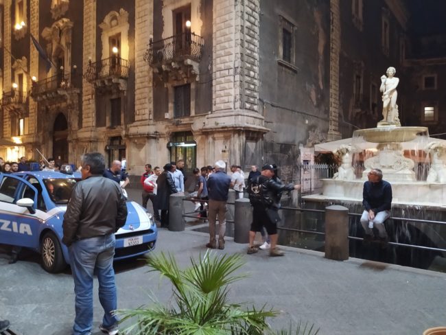 Catania, si immerge nell’Acqua o’ Linzolu per raccogliere monete: interviene la polizia